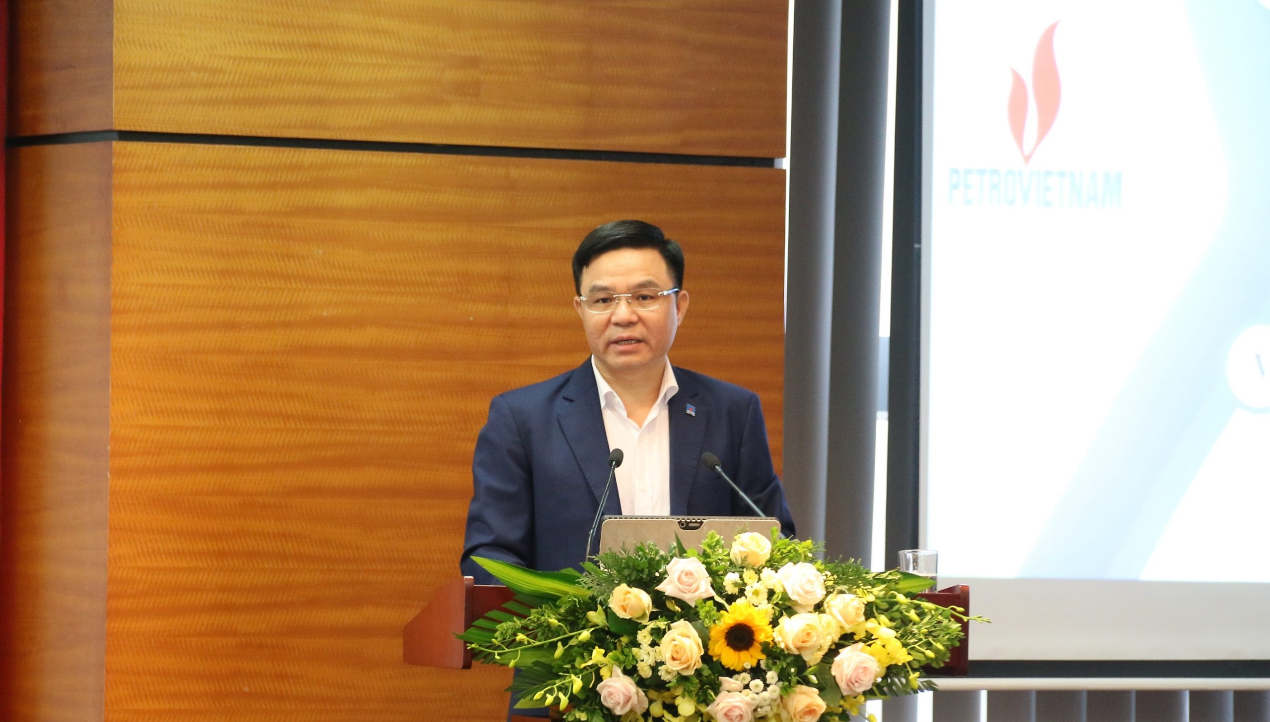 Tổng giám đốc Petrovietnam Lê Mạnh Hùng báo cáo tại Hội nghị