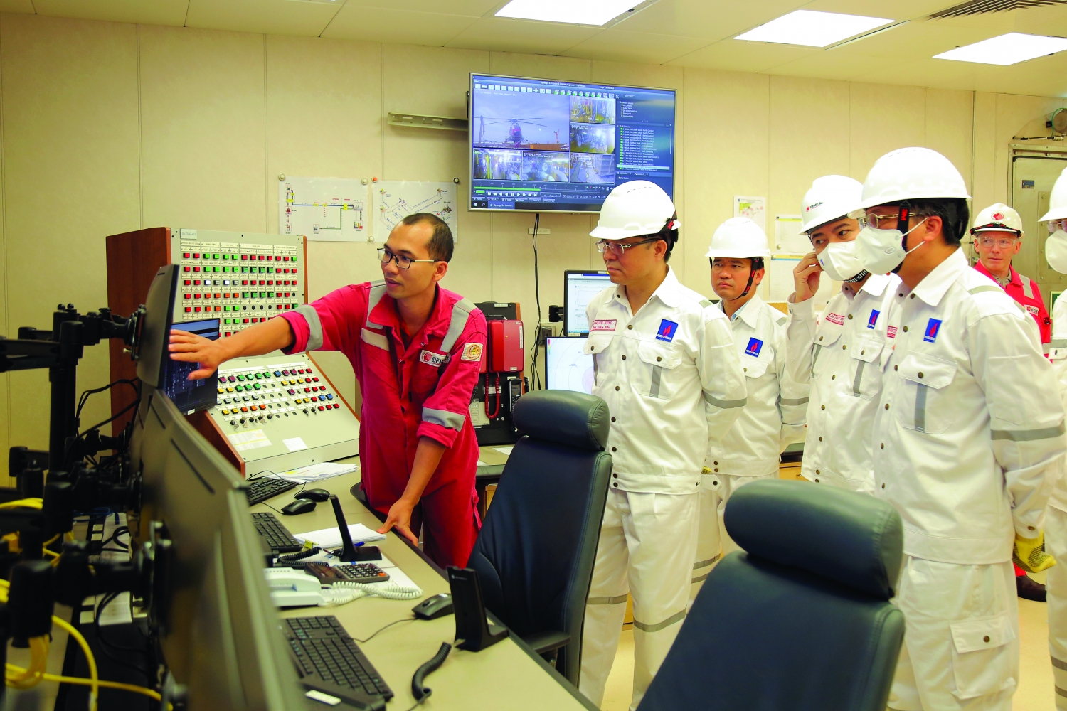 Tổng giám đốc Petrovietnam Lê Mạnh Hùng kiểm tra hoạt động trên giàn điều khiển Trung tâm mỏ Sao Vàng