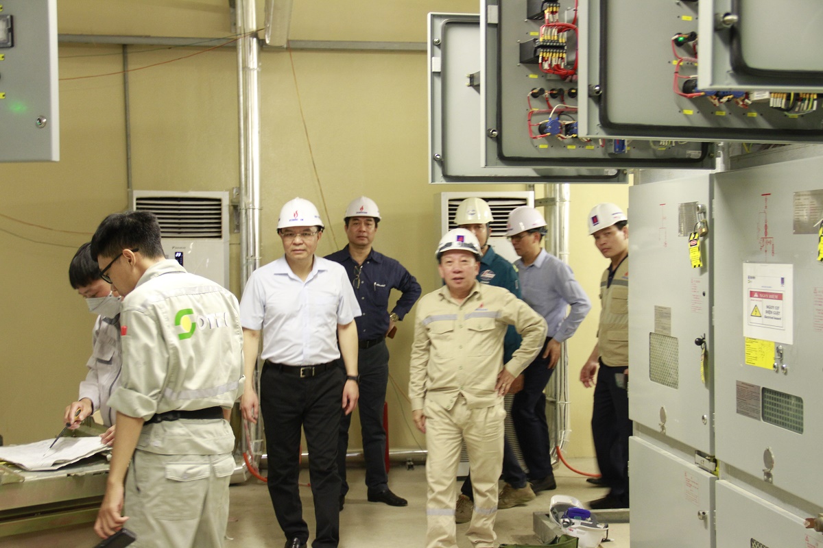Tổng giám đốc Lê Mạnh Hùng kiểm tra hệ thống điện dự phòng Tổ máy số 2 NMNĐ Thái Bình 2
