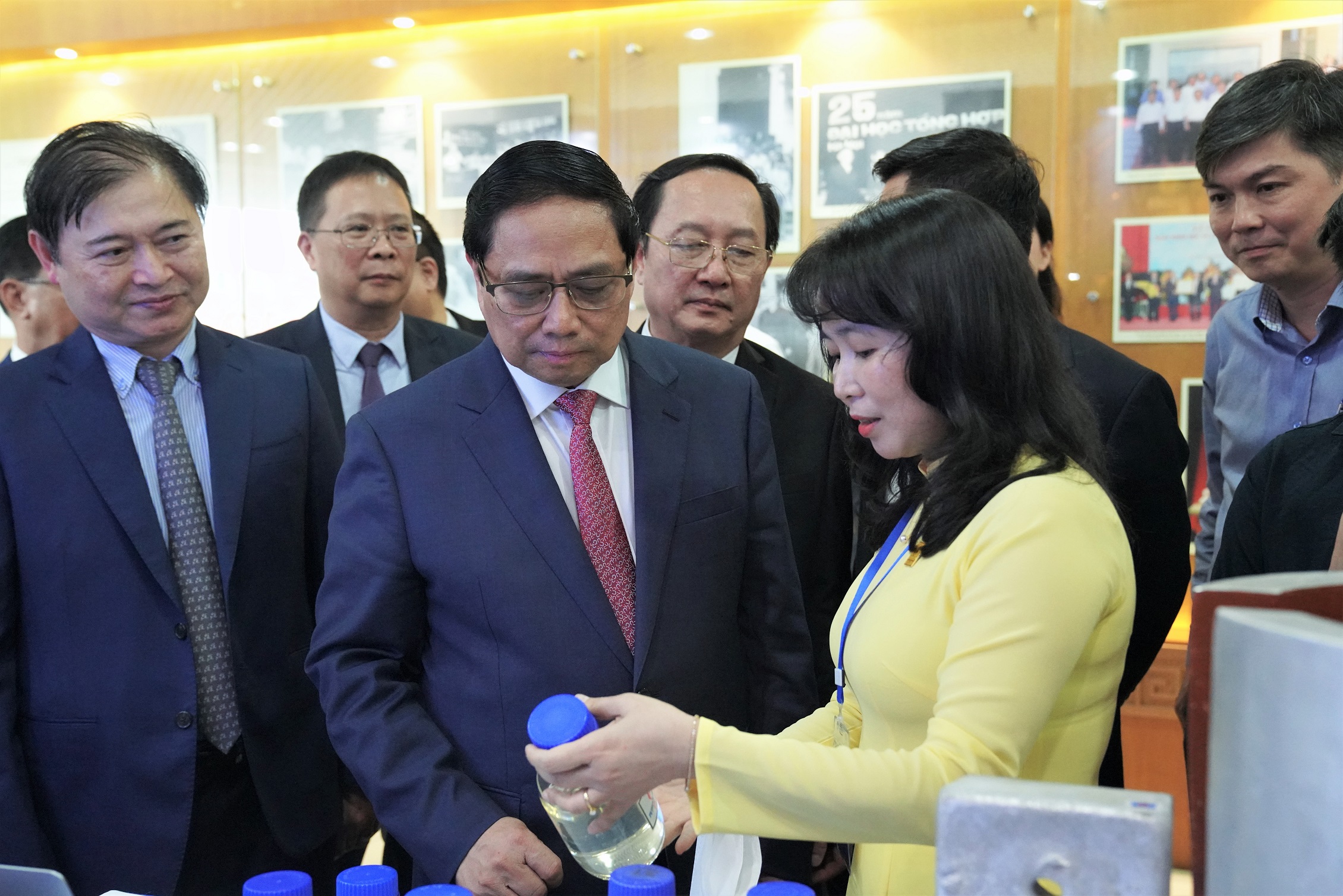 Thủ tướng Chính phủ thăm gian hàng của VPI